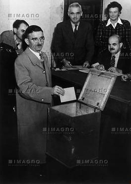 Leopold Figl bei der ersten freien Parlamentswahl 1945