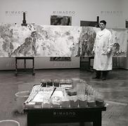 Max Weiler in seinem Atelier an der Akademie der Bildenden Künste mit dem Gemälde für Semperit. Wien. Photographie. April 1965
