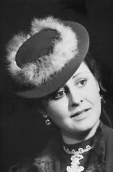Sena Jurinac als Rosalinde an der Wiener Staatsoper in der Operette 'Die Fledermaus' von J. Strauß Sohn. Foto, 1945, © Öst. Inst. f. Zeitgeschichte, Wien - Bildarchiv