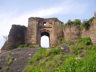 Gate of Pharwala Fort near Rawlpindi, Photo: Khalid Mahmood 2007, Wikicomons 