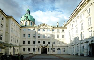 Hofburg mit östlicher Einfriedung und Übergang zur Dogana