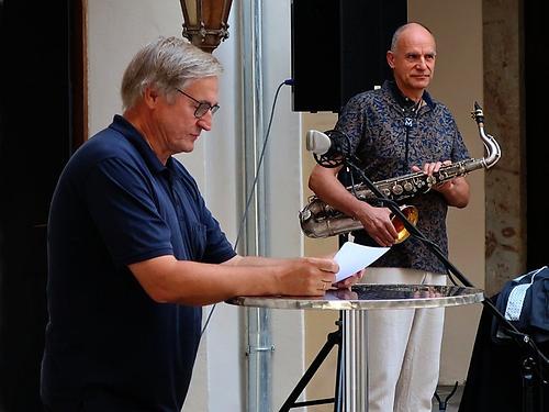 Ewald Ulrich (links) neben Musiker Gernot Muhr. (Foto: Martin Krusche)