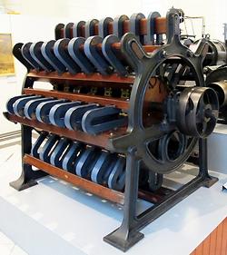 Wechselstromgenerator (2 kW) von der Compagnie L*Alliance, zirka 1870, bei dem sich die Rotorspulen in einem Feld von Hufeisenmagneten drehen. (Public Domain)