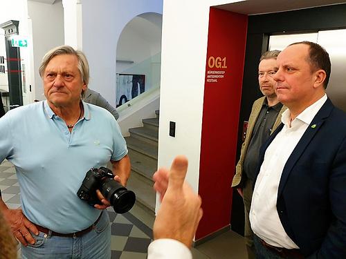 Von links: Fotograf Richard Mayr, Kulturreferent Karl Bauer und Bürgermeister Christoph Stark