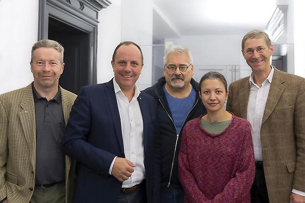 Von links: Kulturreferent Karl Bauer, Bürgermeister Christoph Stark, Autor Martin Krusche, Künstlerin Monika Lafer und Techniker Erich Rybar.