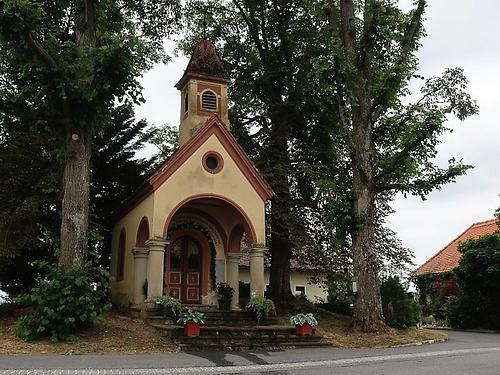 Die Kapelle in Perlegg (Gemeinde Labuch) ist ein stattliches Beispiel für privates Engagement.