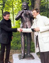 Robert F. Hartlauer und Bildhauer Gerald Brandstötter