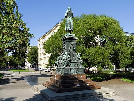 Schillerplatz, Rückseite des Denkmals, Blickrichtung zum Goethedenkmal am Opernring