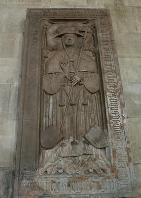 An die Wand versetzte spätgotische Grabplatte des Kardinals Aleksander Masowiecki, Patriarch von Aquileila, Domprobst, gest. 1444 - Ausschnitt eines Foto: Uoaei1, Wikimedia Commons - Gemeinfrei