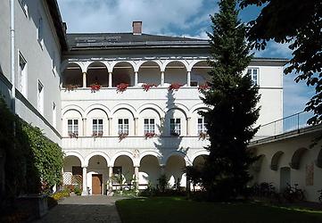 Renaissance-Fassade des zum Schlosshof blickenden Gebäudes im Missionskloster Wernberg., Foto: Johann Jaritz. Aus: Wikicommons unter CC 