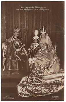 Das ungarische Königspaar mit dem Kronprinzen Otto im Krönungsornat (1916)