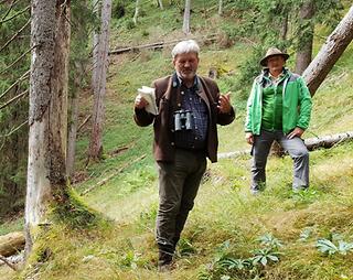 Forstdirektor Andreas Holzinger spricht über Käfer im Wald, dahinter Christoph Nitsch vom Netzwerk Naturwald