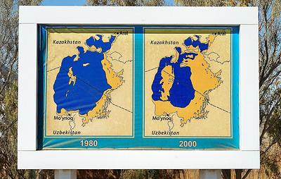Die Entwicklung des Aralsees innerhalb von 20 Jahren, an zwei Schautafeln dargestellt.