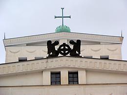 Herz-Jesu-Kirche Prag Front mit Kreuz