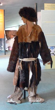 Kleidung des 'Ötzi' in einer Nachbildung des Schnalsertalmuseums 'ArcheoParc'.