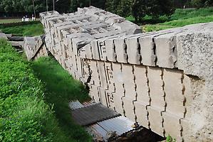 Zerbrochene Stele 1: rechts der Sockel, links die Ostwand mit Axum-Mauerwerk