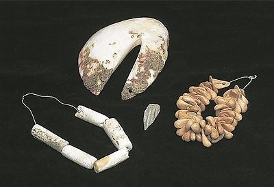 Bei Linz fanden sich in einem Steinzeitgrab zwei Ketten, eine Gürtelschnalle aus Muscheln aus dem Schwarzen Meer und eine Pfeilspitze aus Arnhofener Feuerstein