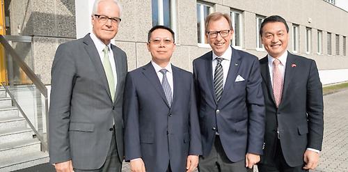 Stadtrat Gerhard Rüsch, CETC-Manager Hu Aimin, Landesrat Christian Buchmann und Berater sowie Sinoplex-Chef Wan Jie Chen