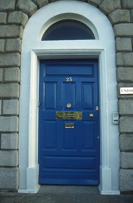dunkelblaue Tür