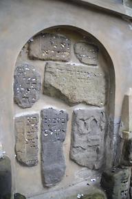 Bruchstücke von Grabsteinen aus der Zeit der Anlage des Prager Friedhofes sind gesondert präsentiert und gekennzeichnet