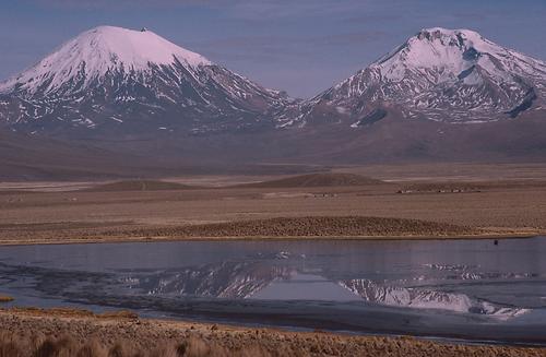 Zwei Vulkane nördlich des Nevado Sajama. Der See vorne war auch am Nachmittag trotz intensiver Sonne immer noch zugefroren