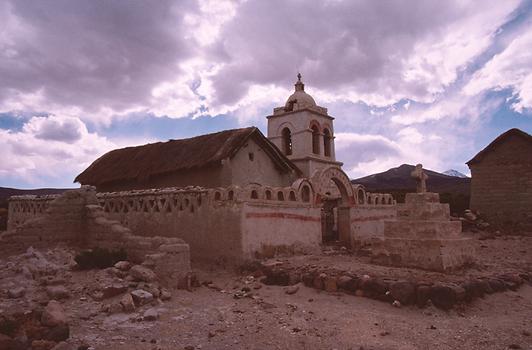 Die Kirche von Macaya ist, wie auch die anderen Bauten, mit Ichu-Gras gedeckt
