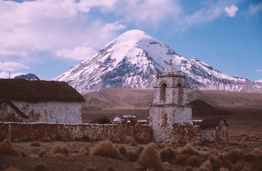 Der Nevado Sajama, mit 6542 m der höchste Berg Boliviens; man sieht ihn fast von überall als eine Art Orientierungspunkt