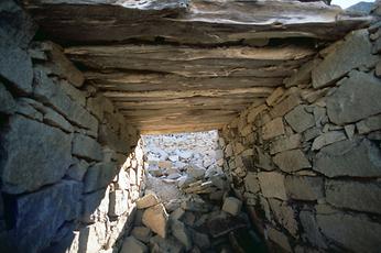 Einer der Durchgänge durch die Wehrmauern. Die Baumstämme des Sturzes ließen eine genaue Altersbestimmung des Bauwerks zu. Es wurde im 4. Jh. v. Chr. errichtet