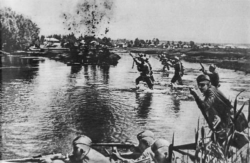 Sowjetische Infanteristen überqueren im Sommer 1943 anlässlich der Rückeroberung des Donbass den Fluss Donez.