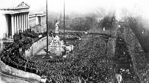Menschenmassen säumten an diesem 12. November 1918 den Ring vor dem Wiener Parlament, als die Republik ausgerufen wurde