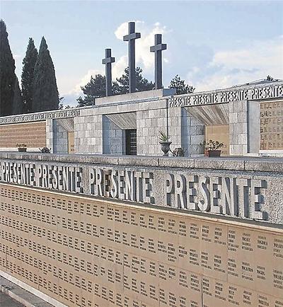 In Redipuglia bei Monfalcone, dem Friedhof der 100.000 Kriegstoten, bereitete der 'Duce' Benito Mussolini 1939 die Italiener auf den nächsten Krieg vor