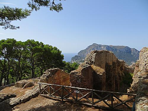 Blick von der Villa Jovis auf Capri und das Thrennische Meer