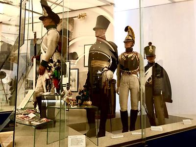 Uniformen der österreichischen Armee in der Ausstellung über das Kaisertum Österreich