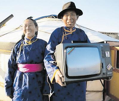 mongolisches Jurtenfernsehen in der Wüste Gobi
