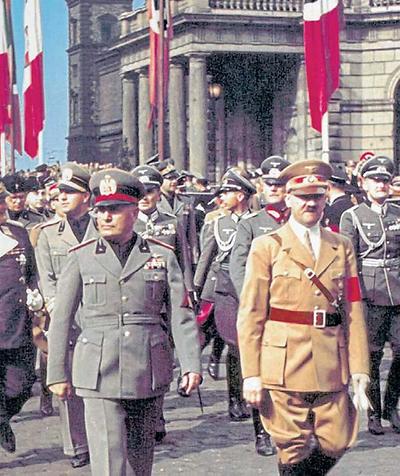 Mussolini und Hitler mit Gefolge in Rom