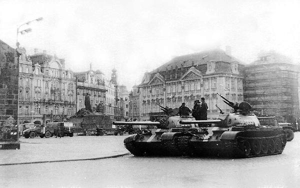 Sowjetische Panzer auf dem Altstädter Ring in Prag