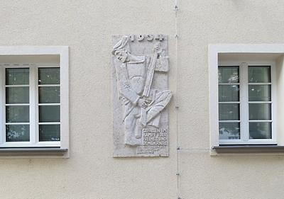 Gedenktafel an den Februaraufstand beim Goethehof in Kaisermühlen, enthüllt 1984.