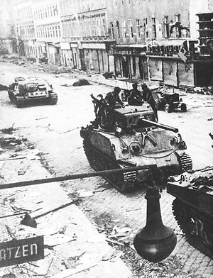 1945, knapp vor Kriegsende: Sowjetische Panzer in Wien. HJ-Abteilungen sollten sie stoppen.