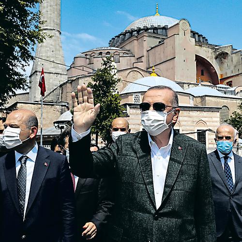 Politik mit Religion. Der türkische Präsident vor der Hagia Sophia am 19. Juli 2020. Am 24. Juli soll das erste Gebet in der altneuen Moschee stattfinden