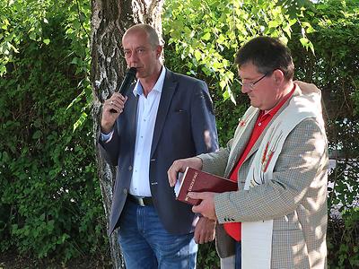 Bürgermeister Robert Schmierdorfer und Pfarrer Giovanni Prietl beim Auftakt der Begegnung. (Foto: Martin Krusche)