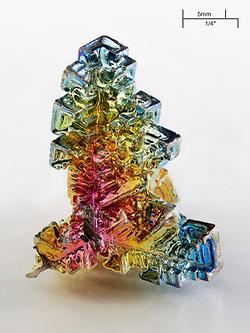 Ein künstlich gezüchteter Kristall mit bunten Anlauffarben. – (Photo: Alchemist-hp. Creative Commons)