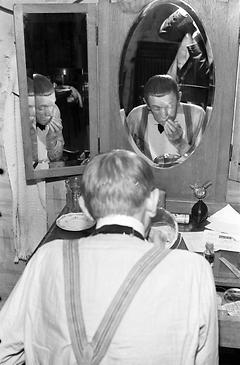 Karl Valentin vor seinem Auftritt im 'Kabarett der Komiker' (1936)