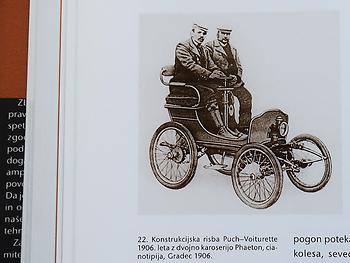 Die Puch Voiturette von 1900 auf der vielfach verwendeten Fotografie, hier im Buch „Janez Puh“ von Kristina Samperl-Purg – (Foto: Martin Krusche)