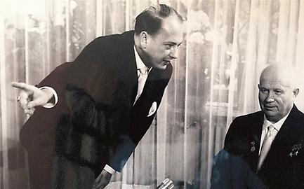 Fernsehdirektor Gerhard Freund mit dem sowjetischen Ministerpräsidenten Nikita Chruschtschow