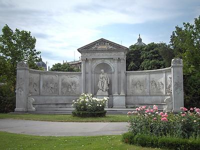 Das Grillparzer-Denkmal im Wiener Volksgarten.