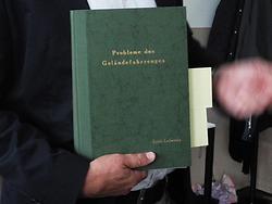 Die Ledwinka-Dissertation in Händen von Helmut Eichlseder. - (Photo: Martin Krusche)