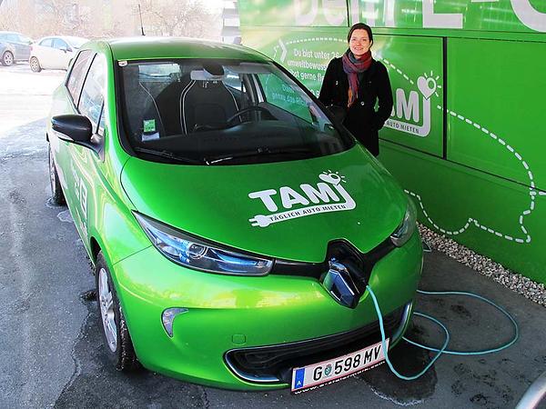Der elektrische Renault Zoe und die Projekt-Admintratorin Eva Lassnig. (Photo: Martin Krusche)