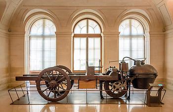 Das erste taugliche Automobil unserer Geschichte, längst vor dem Dreirad von Carl Benz: Joseph Cugnots 1770er Dampftraktor „Fardier à“ im Musée des arts et métiers in Paris – (Foto: Joe deSousa, Creative Commons)