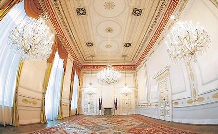 Der Saal, in dem der Wiener Kongress 1814 im Wesentlichen stattfand heißt noch immer 'Kongresssaal'.