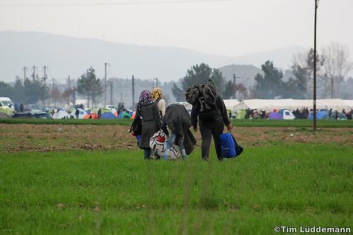 Zu Fuß versuchen Migranten, über die Grenze zwischen Griechenland und Nordmazedonien zu gelangen.